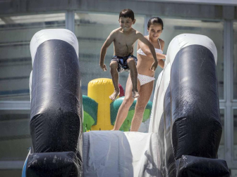 Fotos de los hinchables en la piscina por el Día de los niños y jóvenes en las fiestas de Elizondo (26 de julio)