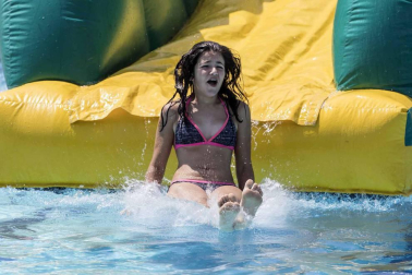 Fotos de los hinchables en la piscina por el Día de los niños y jóvenes en las fiestas de Elizondo (26 de julio)