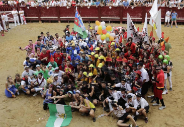 Las cuadrillas de Puente la Reina, disfrazadas de distintas películas, protagonizaron el viernes las kalejiras y el grand prix con vaquillas de la tarde