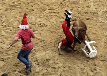 Las cuadrillas de Puente la Reina, disfrazadas de distintas películas, protagonizaron el viernes las kalejiras y el grand prix con vaquillas de la tarde