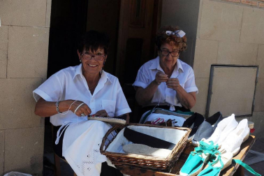 El 22 de julio las antiguas labores del campo volvieron a la vida durante la XIX Fiesta del mundo rural celebrada en Miranda de Arga. Vecinos y visitantes disfrutaron recordando o aprendiendo cómo se hacía la siega a mano o cómo se labraba con layas, además de ver en funcionamiento maquinaria antigua o trabajos con caballerías o bueyes.