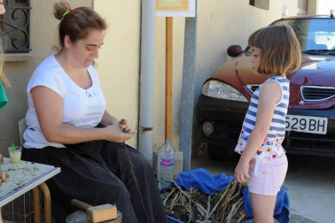 El 22 de julio las antiguas labores del campo volvieron a la vida durante la XIX Fiesta del mundo rural celebrada en Miranda de Arga. Vecinos y visitantes disfrutaron recordando o aprendiendo cómo se hacía la siega a mano o cómo se labraba con layas, además de ver en funcionamiento maquinaria antigua o trabajos con caballerías o bueyes.