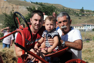 El 22 de julio las antiguas labores del campo volvieron a la vida durante la XIX Fiesta del mundo rural celebrada en Miranda de Arga. Vecinos y visitantes disfrutaron recordando o aprendiendo cómo se hacía la siega a mano o cómo se labraba con layas, además de ver en funcionamiento maquinaria antigua o trabajos con caballerías o bueyes.