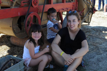 El 22 de julio las antiguas labores del campo volvieron a la vida durante la XIX Fiesta del mundo rural celebrada en Miranda de Arga. Vecinos y visitantes disfrutaron recordando o aprendiendo cómo se hacía la siega a mano o cómo se labraba con layas, además de ver en funcionamiento maquinaria antigua o trabajos con caballerías o bueyes.