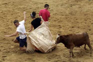 Las cuadrillas de Puente la Reina, disfrazadas de distintas películas, protagonizaron el viernes las kalejiras y el grand prix con vaquillas de la tarde