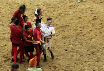 Las cuadrillas de Puente la Reina, disfrazadas de distintas películas, protagonizaron el viernes las kalejiras y el grand prix con vaquillas de la tarde