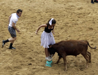 Las cuadrillas de Puente la Reina, disfrazadas de distintas películas, protagonizaron el viernes las kalejiras y el grand prix con vaquillas de la tarde