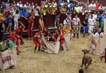 Las cuadrillas de Puente la Reina, disfrazadas de distintas películas, protagonizaron el viernes las kalejiras y el grand prix con vaquillas de la tarde
