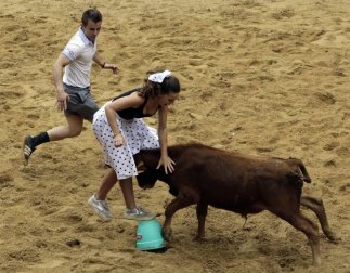 Las cuadrillas de Puente la Reina, disfrazadas de distintas películas, protagonizaron el viernes las kalejiras y el grand prix con vaquillas de la tarde