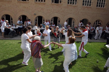 Fotos del encierro del cuarto día de las fiestas de Tudela, homenajes y pasacalles. 27 de julio de 2018