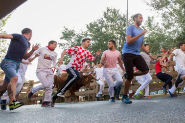 Fotos del encierro del cuarto día de las fiestas de Tudela, homenajes y pasacalles. 27 de julio de 2018
