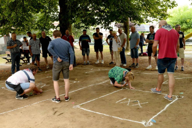 Este sábado fue el último día de las fiestas de Elizondo con dos actos principales de la jornada: el XXI Campeonato Mundial de Canicas, ganado por Txema Martirena, y el zikiro jate, en el que participaron 750 comensales