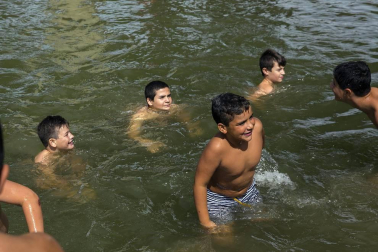 Actividades infantiles junto al río Ega en fiestas de Puente la Reina 2018, 28 de julio.