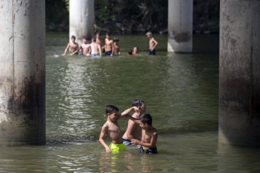 Actividades infantiles junto al río Ega en fiestas de Puente la Reina 2018, 28 de julio.