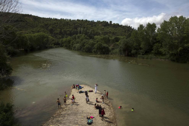 Actividades infantiles junto al río Ega en fiestas de Puente la Reina 2018, 28 de julio.