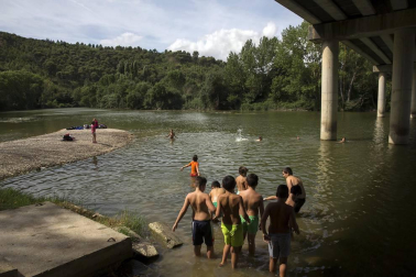 Actividades infantiles junto al río Ega en fiestas de Puente la Reina 2018, 28 de julio.