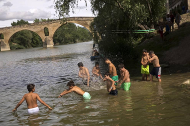 Actividades infantiles junto al río Ega en fiestas de Puente la Reina 2018, 28 de julio.
