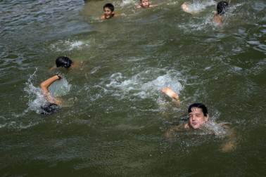 Actividades infantiles junto al río Ega en fiestas de Puente la Reina 2018, 28 de julio.