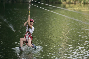 Actividades infantiles junto al río Ega en fiestas de Puente la Reina 2018, 28 de julio.