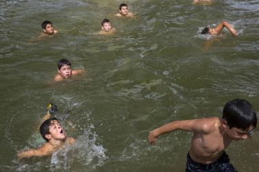 Actividades infantiles junto al río Ega en fiestas de Puente la Reina 2018, 28 de julio.