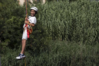 Actividades infantiles junto al río Ega en fiestas de Puente la Reina 2018, 28 de julio.