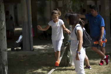 Actividades infantiles junto al río Ega en fiestas de Puente la Reina 2018, 28 de julio.
