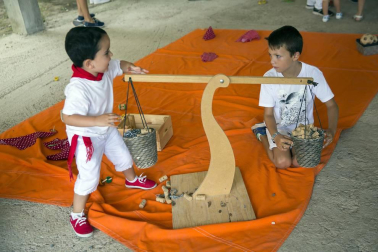 Actividades infantiles junto al río Ega en fiestas de Puente la Reina 2018, 28 de julio.