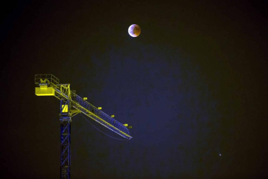 Fotos del eclipse lunar visto desde Navarra y otras partes del mundo (27 de julio de 2018)