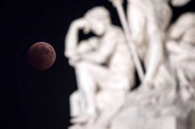 Fotos del eclipse lunar visto desde Navarra y otras partes del mundo (27 de julio de 2018)