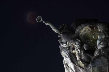 Fotos del eclipse lunar visto desde Navarra y otras partes del mundo (27 de julio de 2018)