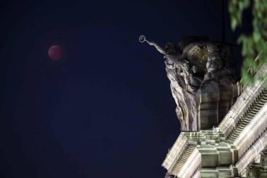 Fotos del eclipse lunar visto desde Navarra y otras partes del mundo (27 de julio de 2018)