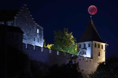 Fotos del eclipse lunar visto desde Navarra y otras partes del mundo (27 de julio de 2018)
