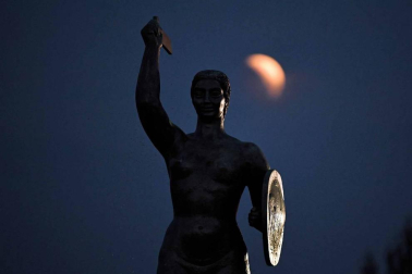 Fotos del eclipse lunar visto desde Navarra y otras partes del mundo (27 de julio de 2018)
