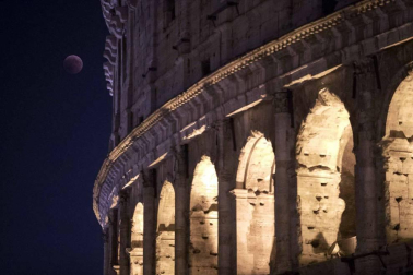 Fotos del eclipse lunar visto desde Navarra y otras partes del mundo (27 de julio de 2018)