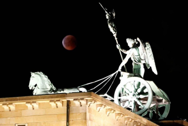 Fotos del eclipse lunar visto desde Navarra y otras partes del mundo (27 de julio de 2018)
