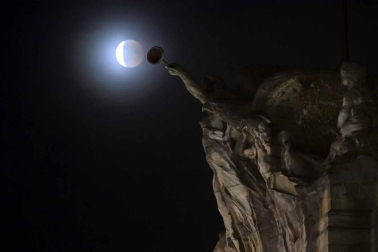 Fotos del eclipse lunar visto desde Navarra y otras partes del mundo (27 de julio de 2018)