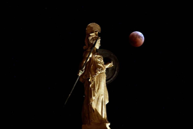 Fotos del eclipse lunar visto desde Navarra y otras partes del mundo (27 de julio de 2018)