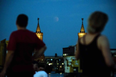 Fotos del eclipse lunar visto desde Navarra y otras partes del mundo (27 de julio de 2018)