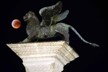 Fotos del eclipse lunar visto desde Navarra y otras partes del mundo (27 de julio de 2018)
