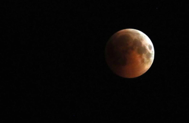 Fotos del eclipse lunar visto desde Navarra y otras partes del mundo (27 de julio de 2018)
