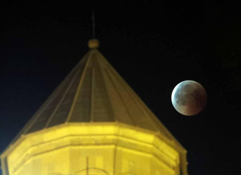 Fotos del eclipse lunar visto desde Navarra y otras partes del mundo (27 de julio de 2018)