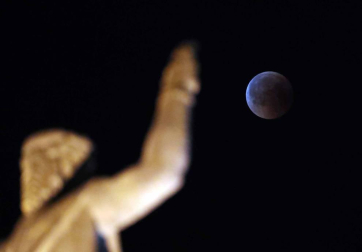 Fotos del eclipse lunar visto desde Navarra y otras partes del mundo (27 de julio de 2018)