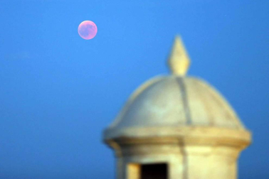 Fotos del eclipse lunar visto desde Navarra y otras partes del mundo (27 de julio de 2018)