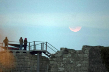 Fotos del eclipse lunar visto desde Navarra y otras partes del mundo (27 de julio de 2018)