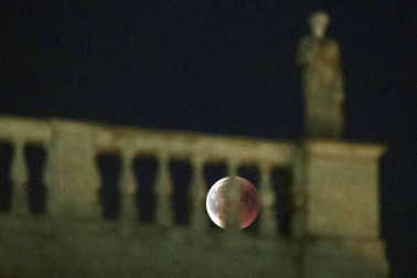 Fotos del eclipse lunar visto desde Navarra y otras partes del mundo (27 de julio de 2018)