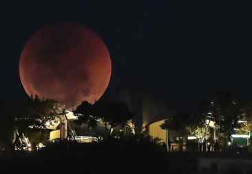 Fotos del eclipse lunar visto desde Navarra y otras partes del mundo (27 de julio de 2018)