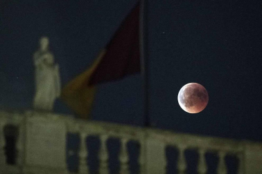 Fotos del eclipse lunar visto desde Navarra y otras partes del mundo (27 de julio de 2018)