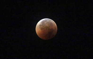 Fotos del eclipse lunar visto desde Navarra y otras partes del mundo (27 de julio de 2018)