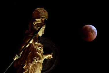 Fotos del eclipse lunar visto desde Navarra y otras partes del mundo (27 de julio de 2018)