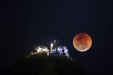 Fotos del eclipse lunar visto desde Navarra y otras partes del mundo (27 de julio de 2018)